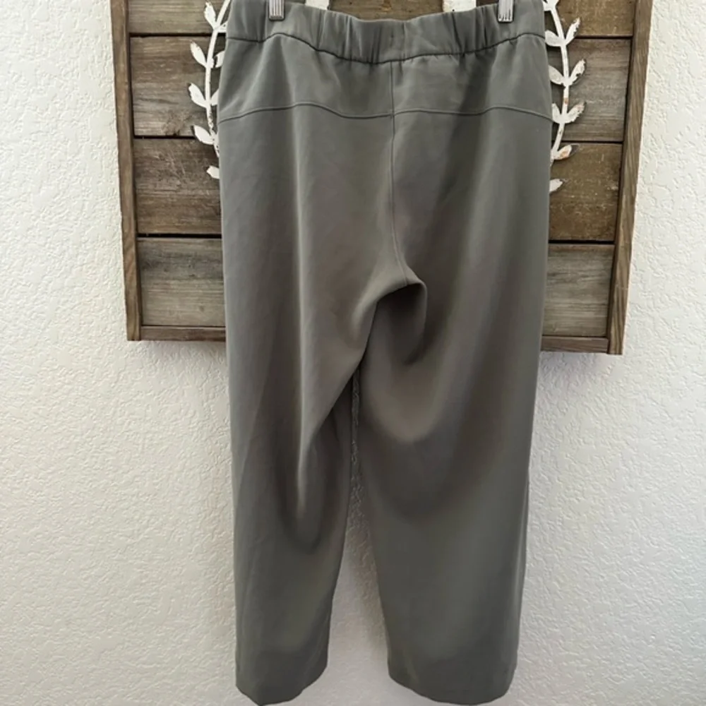 Lululemon on the fly‎ pants pull on ladies size 8 green